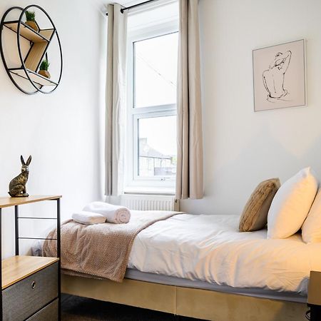 Вилла Stunning House Sleeps 7 - Parking Бакстон Экстерьер фото